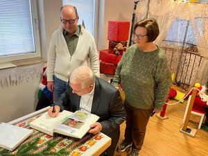 Bischof Johannes Bahlmann OFM trägt sich ins Goldene Buch von Himmelstadt ein
